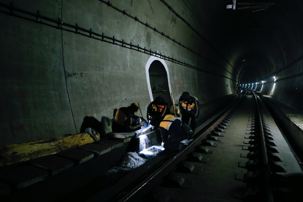 英山铁路运营隧道病害现状